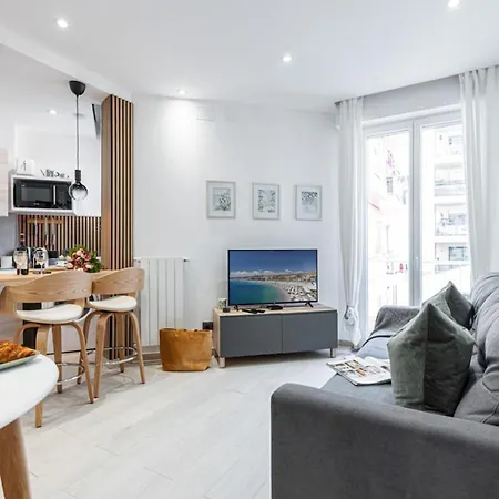 Smolett - Superb Downtown W Ac Apartment